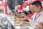 六爻图解“嗦粉”经济火热 中国多地“食力”出圈